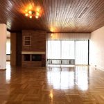 Großzügiges Wohnzimmer mit Kamin