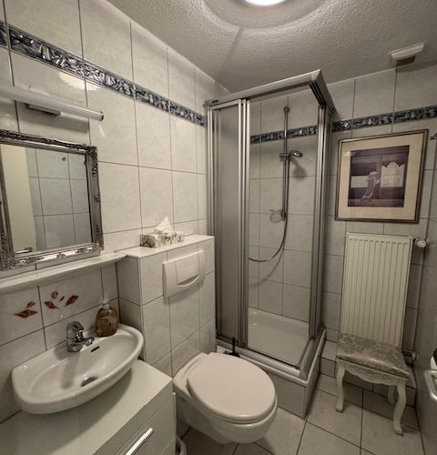 zweites Badezimmer im DG