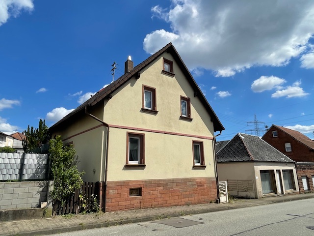 Ansicht aus westlicher Richtung mit seitlichem Nebengebäude