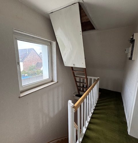 Flur im DG mit Ausziehtreppe zum Dachboden