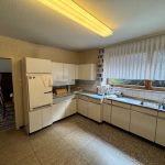 Küche mit älterer Küchenzeile