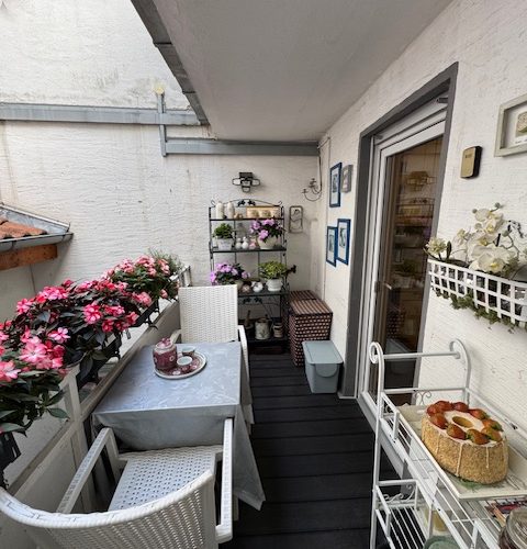 mit Zugang zum Balkon