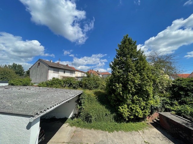 Blick über den Hof zum Garten