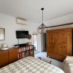 Schlafzimmer mit Zugang zum zweiten Balkon